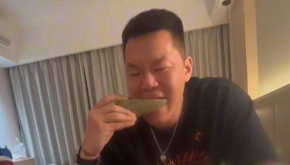 吃瓜的网友视频,吃瓜群众视角下的热门事件幕后真相